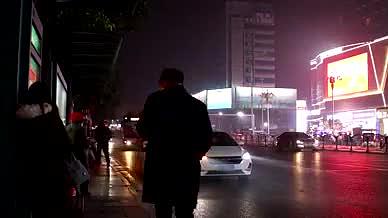 夜晚五岭广场公交站台人来车往延时实拍视频视频的预览图